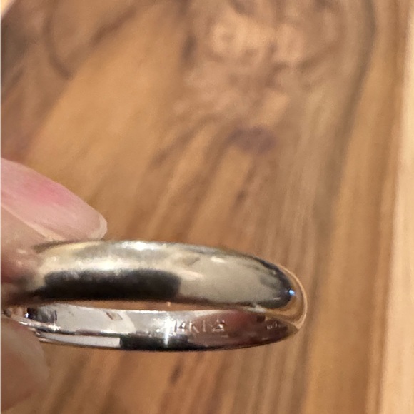 14k White Gold Ring/Band

Weight - 2.3 grams. - Picture 5 of 5